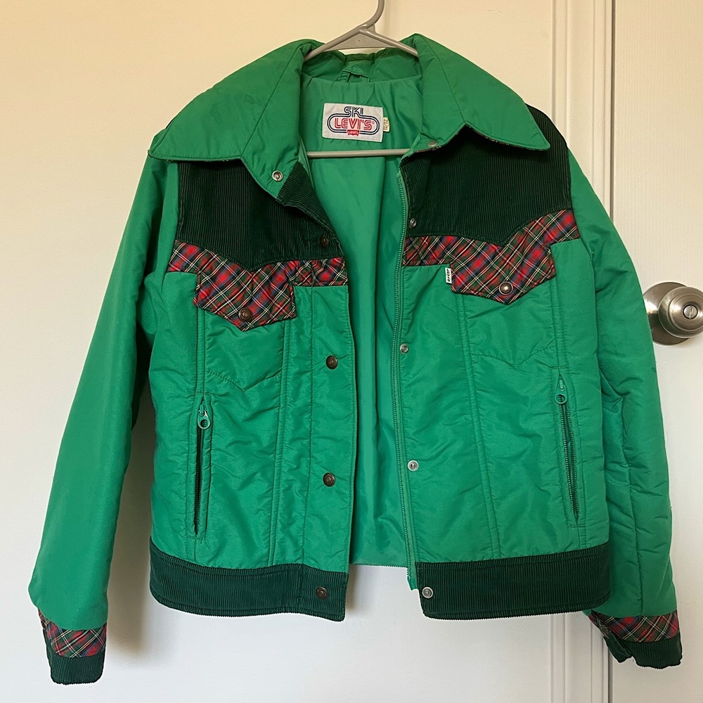 Deadstock vintage Levi’s ski jacket bomber jacket
Green corduroy with red plaid